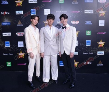 เหล่าดาราตบเท้าเดิน Black carpet งานประกาศรางวัล VibeWire Awards ครั้งที่ 8