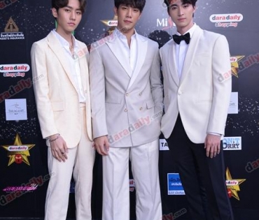 เหล่าดาราตบเท้าเดิน Black carpet งานประกาศรางวัล VibeWire Awards ครั้งที่ 8