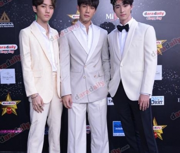 เหล่าดาราตบเท้าเดิน Black carpet งานประกาศรางวัล VibeWire Awards ครั้งที่ 8