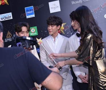 เหล่าดาราตบเท้าเดิน Black carpet งานประกาศรางวัล VibeWire Awards ครั้งที่ 8