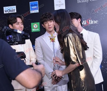 เหล่าดาราตบเท้าเดิน Black carpet งานประกาศรางวัล VibeWire Awards ครั้งที่ 8