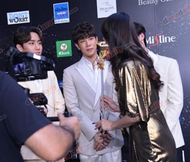 เหล่าดาราตบเท้าเดิน Black carpet งานประกาศรางวัล VibeWire Awards ครั้งที่ 8