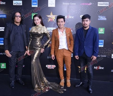 เหล่าดาราตบเท้าเดิน Black carpet งานประกาศรางวัล VibeWire Awards ครั้งที่ 8