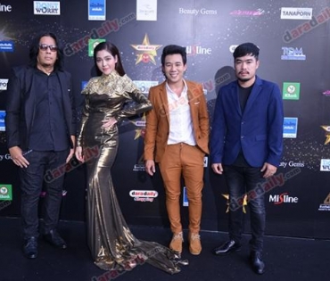 เหล่าดาราตบเท้าเดิน Black carpet งานประกาศรางวัล VibeWire Awards ครั้งที่ 8