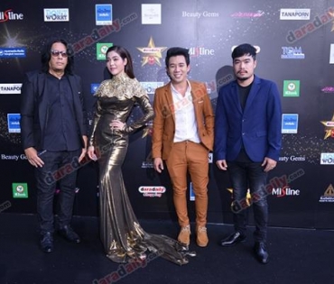 เหล่าดาราตบเท้าเดิน Black carpet งานประกาศรางวัล VibeWire Awards ครั้งที่ 8
