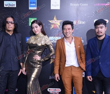 เหล่าดาราตบเท้าเดิน Black carpet งานประกาศรางวัล VibeWire Awards ครั้งที่ 8