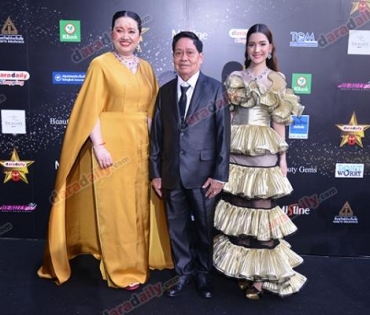 เหล่าดาราตบเท้าเดิน Black carpet งานประกาศรางวัล VibeWire Awards ครั้งที่ 8