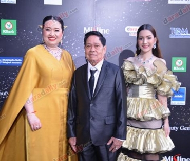 เหล่าดาราตบเท้าเดิน Black carpet งานประกาศรางวัล VibeWire Awards ครั้งที่ 8