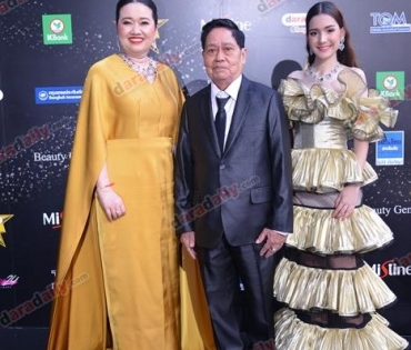 เหล่าดาราตบเท้าเดิน Black carpet งานประกาศรางวัล VibeWire Awards ครั้งที่ 8
