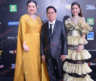 เหล่าดาราตบเท้าเดิน Black carpet งานประกาศรางวัล VibeWire Awards ครั้งที่ 8