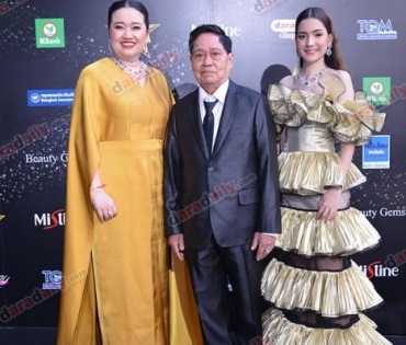 เหล่าดาราตบเท้าเดิน Black carpet งานประกาศรางวัล VibeWire Awards ครั้งที่ 8
