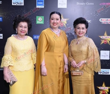 เหล่าดาราตบเท้าเดิน Black carpet งานประกาศรางวัล VibeWire Awards ครั้งที่ 8
