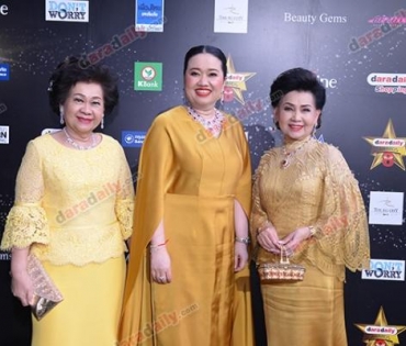 เหล่าดาราตบเท้าเดิน Black carpet งานประกาศรางวัล VibeWire Awards ครั้งที่ 8