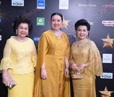 เหล่าดาราตบเท้าเดิน Black carpet งานประกาศรางวัล VibeWire Awards ครั้งที่ 8