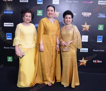 เหล่าดาราตบเท้าเดิน Black carpet งานประกาศรางวัล VibeWire Awards ครั้งที่ 8