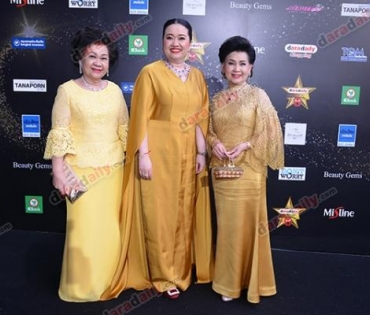 เหล่าดาราตบเท้าเดิน Black carpet งานประกาศรางวัล VibeWire Awards ครั้งที่ 8