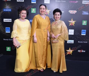 เหล่าดาราตบเท้าเดิน Black carpet งานประกาศรางวัล VibeWire Awards ครั้งที่ 8