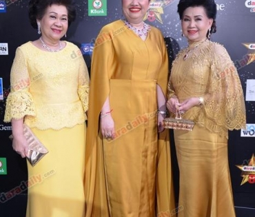 เหล่าดาราตบเท้าเดิน Black carpet งานประกาศรางวัล VibeWire Awards ครั้งที่ 8