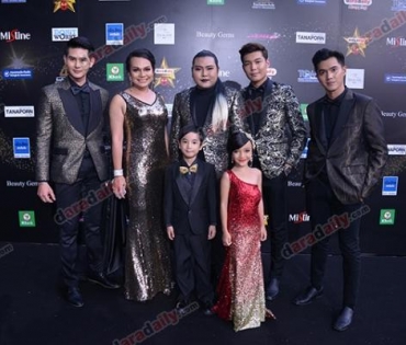 เหล่าดาราตบเท้าเดิน Black carpet งานประกาศรางวัล VibeWire Awards ครั้งที่ 8