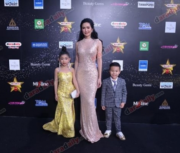 เหล่าดาราตบเท้าเดิน Black carpet งานประกาศรางวัล VibeWire Awards ครั้งที่ 8