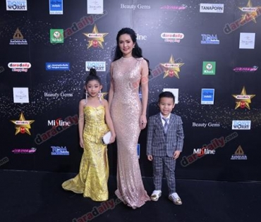 เหล่าดาราตบเท้าเดิน Black carpet งานประกาศรางวัล VibeWire Awards ครั้งที่ 8