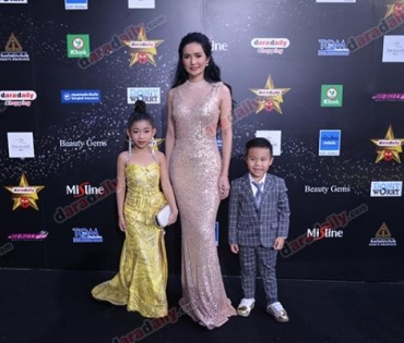 เหล่าดาราตบเท้าเดิน Black carpet งานประกาศรางวัล VibeWire Awards ครั้งที่ 8