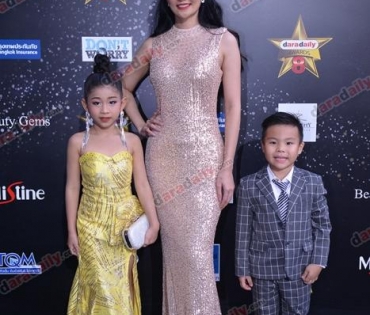 เหล่าดาราตบเท้าเดิน Black carpet งานประกาศรางวัล VibeWire Awards ครั้งที่ 8