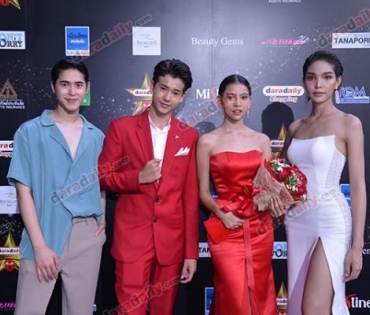 เหล่าดาราตบเท้าเดิน Black carpet งานประกาศรางวัล VibeWire Awards ครั้งที่ 8