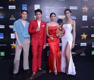 เหล่าดาราตบเท้าเดิน Black carpet งานประกาศรางวัล VibeWire Awards ครั้งที่ 8