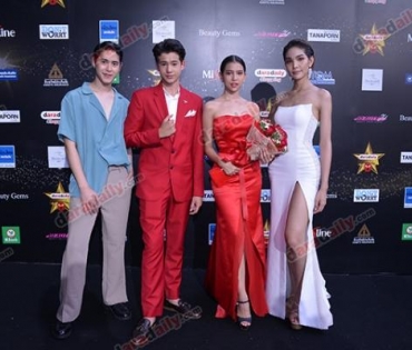 เหล่าดาราตบเท้าเดิน Black carpet งานประกาศรางวัล VibeWire Awards ครั้งที่ 8