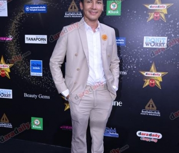 เหล่าดาราตบเท้าเดิน Black carpet งานประกาศรางวัล VibeWire Awards ครั้งที่ 8