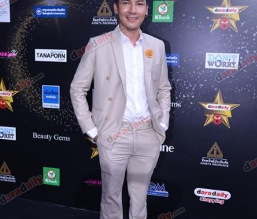 เหล่าดาราตบเท้าเดิน Black carpet งานประกาศรางวัล VibeWire Awards ครั้งที่ 8