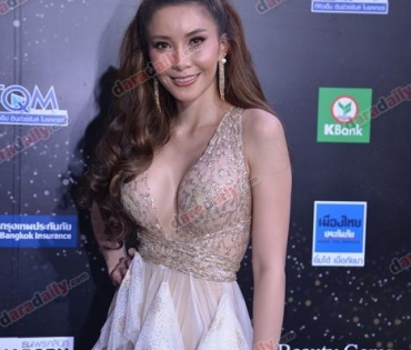 เหล่าดาราตบเท้าเดิน Black carpet งานประกาศรางวัล VibeWire Awards ครั้งที่ 8
