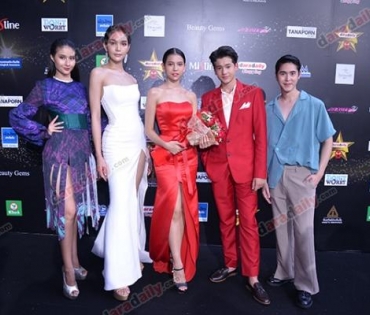 เหล่าดาราตบเท้าเดิน Black carpet งานประกาศรางวัล VibeWire Awards ครั้งที่ 8