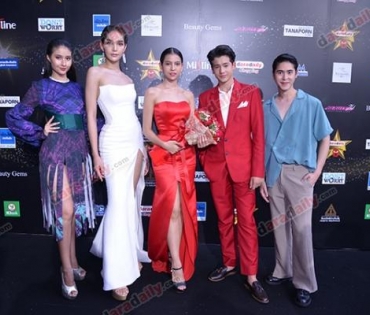 เหล่าดาราตบเท้าเดิน Black carpet งานประกาศรางวัล VibeWire Awards ครั้งที่ 8