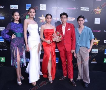 เหล่าดาราตบเท้าเดิน Black carpet งานประกาศรางวัล VibeWire Awards ครั้งที่ 8