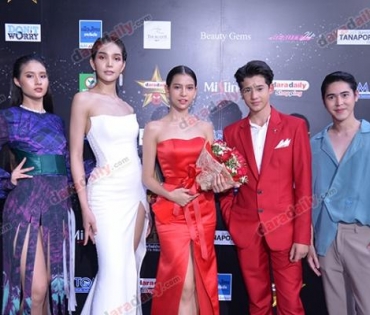 เหล่าดาราตบเท้าเดิน Black carpet งานประกาศรางวัล VibeWire Awards ครั้งที่ 8