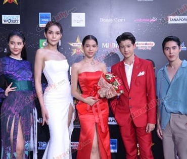 เหล่าดาราตบเท้าเดิน Black carpet งานประกาศรางวัล VibeWire Awards ครั้งที่ 8