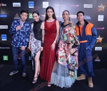 เหล่าดาราตบเท้าเดิน Black carpet งานประกาศรางวัล VibeWire Awards ครั้งที่ 8