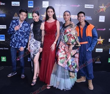 เหล่าดาราตบเท้าเดิน Black carpet งานประกาศรางวัล VibeWire Awards ครั้งที่ 8