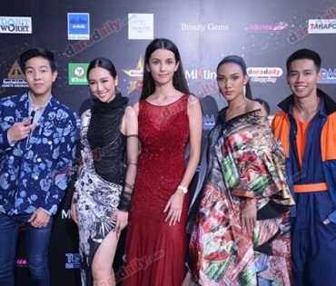 เหล่าดาราตบเท้าเดิน Black carpet งานประกาศรางวัล VibeWire Awards ครั้งที่ 8
