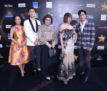 เหล่าดาราตบเท้าเดิน Black carpet งานประกาศรางวัล VibeWire Awards ครั้งที่ 8