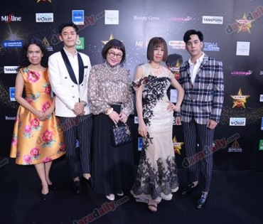 เหล่าดาราตบเท้าเดิน Black carpet งานประกาศรางวัล VibeWire Awards ครั้งที่ 8
