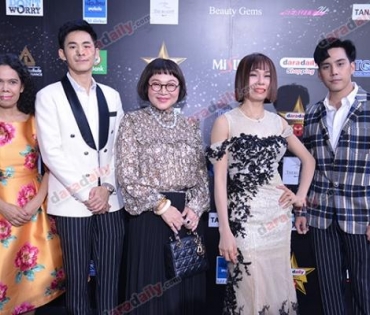เหล่าดาราตบเท้าเดิน Black carpet งานประกาศรางวัล VibeWire Awards ครั้งที่ 8