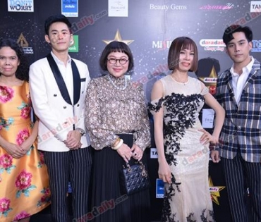 เหล่าดาราตบเท้าเดิน Black carpet งานประกาศรางวัล VibeWire Awards ครั้งที่ 8