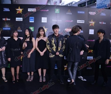 เหล่าดาราตบเท้าเดิน Black carpet งานประกาศรางวัล VibeWire Awards ครั้งที่ 8