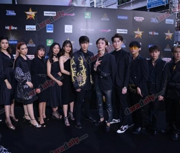 เหล่าดาราตบเท้าเดิน Black carpet งานประกาศรางวัล VibeWire Awards ครั้งที่ 8