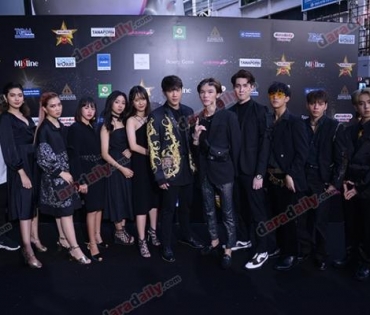 เหล่าดาราตบเท้าเดิน Black carpet งานประกาศรางวัล VibeWire Awards ครั้งที่ 8