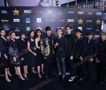 เหล่าดาราตบเท้าเดิน Black carpet งานประกาศรางวัล VibeWire Awards ครั้งที่ 8