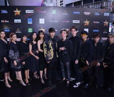 เหล่าดาราตบเท้าเดิน Black carpet งานประกาศรางวัล VibeWire Awards ครั้งที่ 8